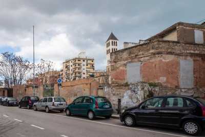 Bari. Palazzi fatiscenti, botteghe abbandonate, binari invadenti: � la dimenticata via Oberdan